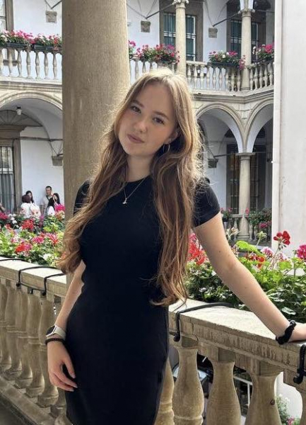 Дівчинка, яка загинула через атаку на Львівщину разом з родиною, навчалася у десятому класі - Новини України