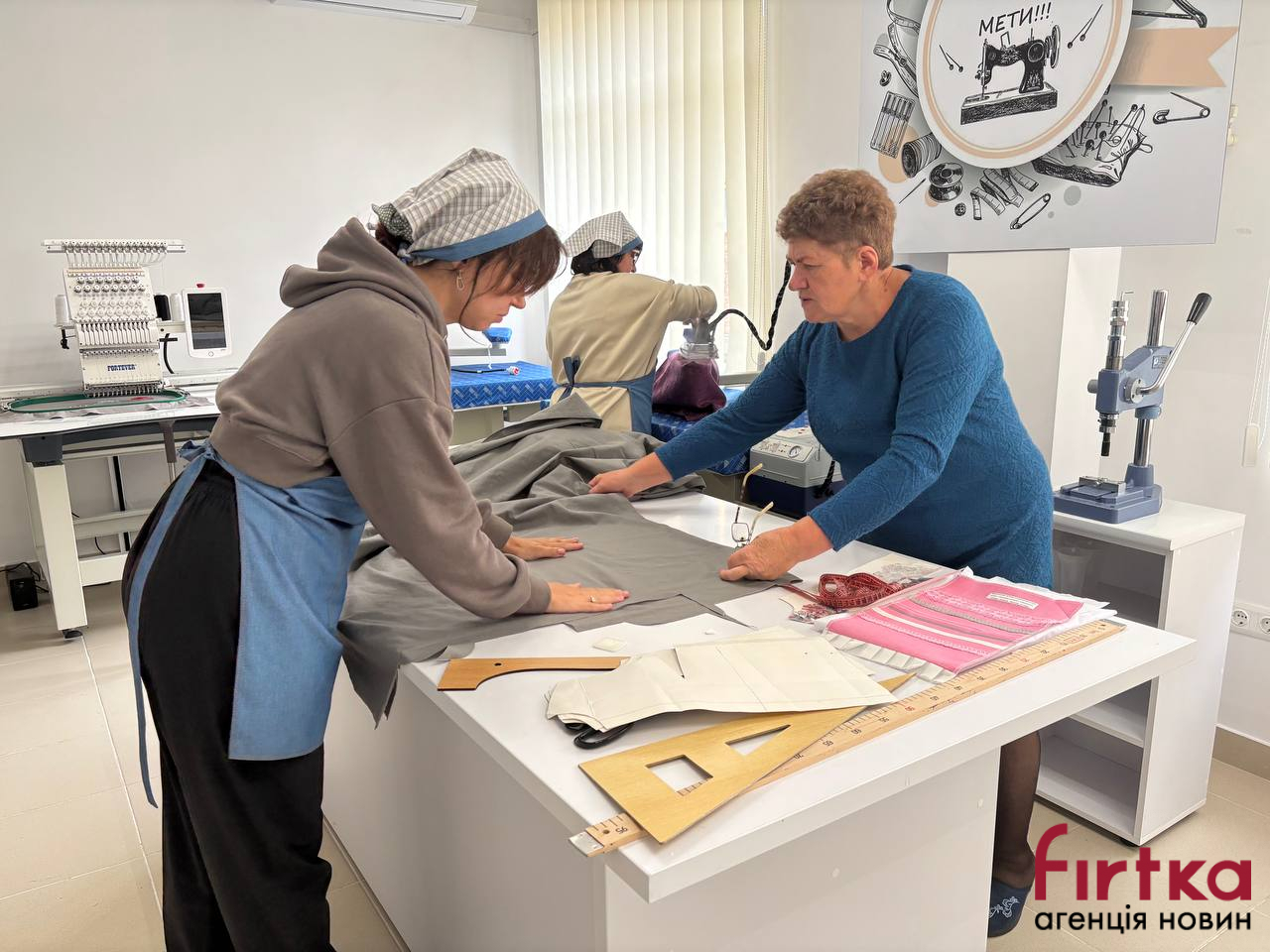 викладачка та учениці центру під час роботи