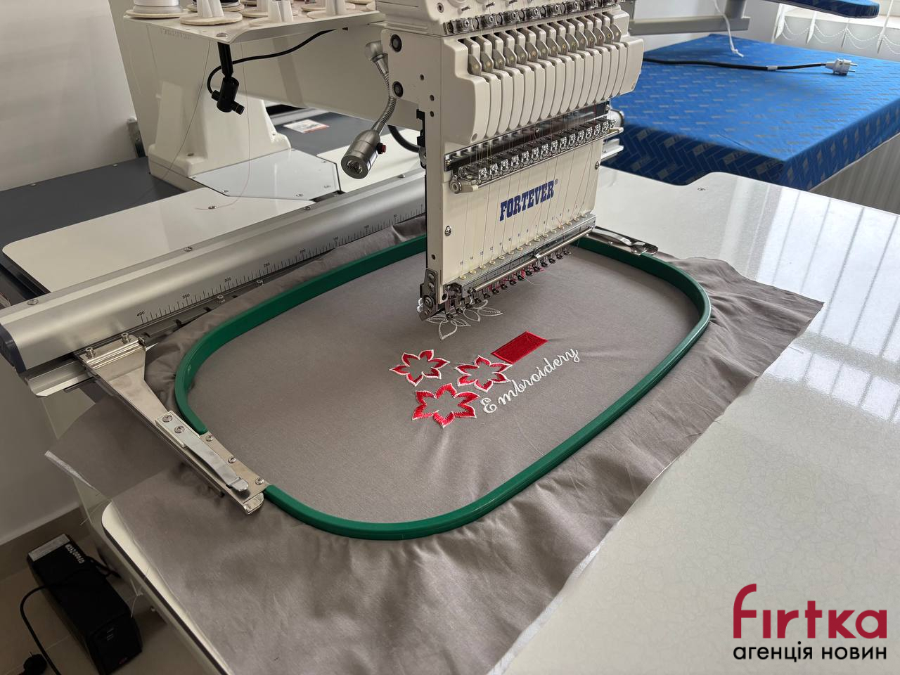 швейна машинка робить вишивку