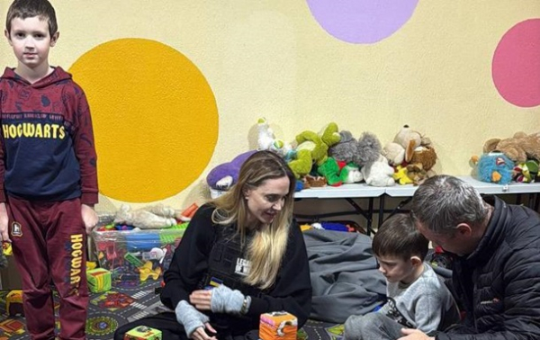 Джолі в Україні: похід в ТЦК і зустріч з дітьмиСюжет Джолі в Україні: похід в ТЦК і зустріч з дітьмиСюжет