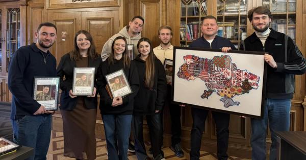 Хор "Гомін" зустрівся із Залужним у Лондоні і заспівав йому "Щедрика" - Новини України Хор "Гомін" зустрівся із Залужним у Лондоні і заспівав йому "Щедрика" - Новини України