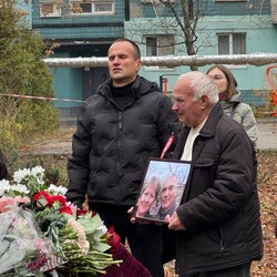У Дніпрі попрощалися із подружжям, яке загинуло внаслідок російського удару 8 листопада - Новини України У Дніпрі попрощалися із подружжям, яке загинуло внаслідок російського удару 8 листопада - Новини України