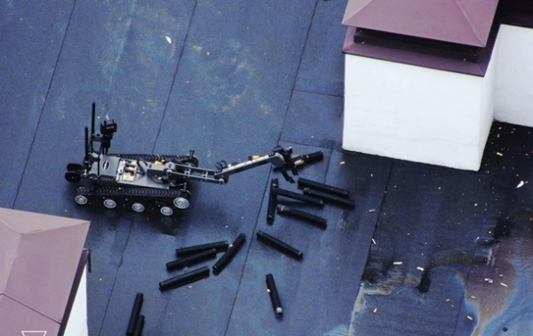 Касетні боєприпаси на даху висотки у Вишгороді збирав робот Касетні боєприпаси на даху висотки у Вишгороді збирав робот