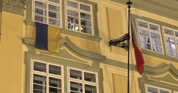 У Чехії депутати вивісили на будівлі парламенту три прапори України - Новини України У Чехії депутати вивісили на будівлі парламенту три прапори України - Новини України