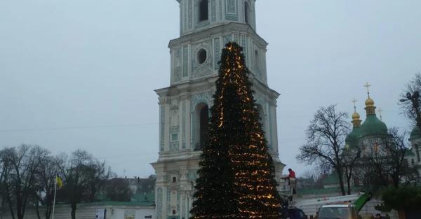 У Києві встановили та майже прикрасили головну ялинку України - Новини України