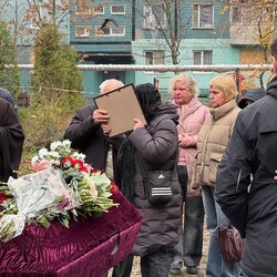 У Дніпрі попрощалися із подружжям, яке загинуло внаслідок російського удару 8 листопада - Новини України У Дніпрі попрощалися із подружжям, яке загинуло внаслідок російського удару 8 листопада - Новини України