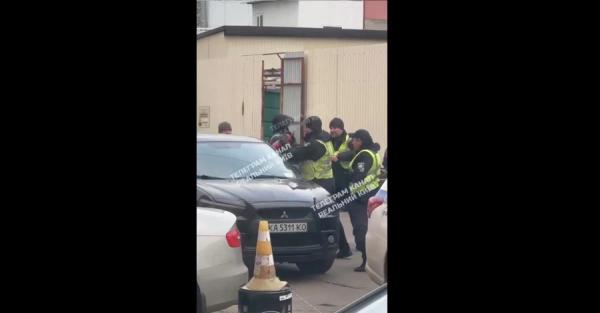 У поліції Києва пояснили, навіщо гатили вогнегасником по автівці з чоловіком - Новини України