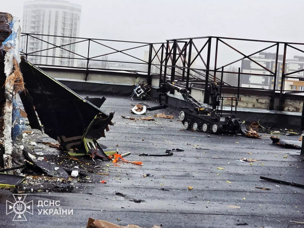 У Вишгороді дрон з касетами впав на дах багатоповерхівки, його знімав спеціальний робот - Новини України У Вишгороді дрон з касетами впав на дах багатоповерхівки, його знімав спеціальний робот - Новини України