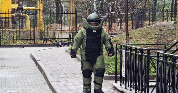 У Вишгороді дрон з касетами впав на дах багатоповерхівки, його знімав спеціальний робот - Новини України У Вишгороді дрон з касетами впав на дах багатоповерхівки, його знімав спеціальний робот - Новини України