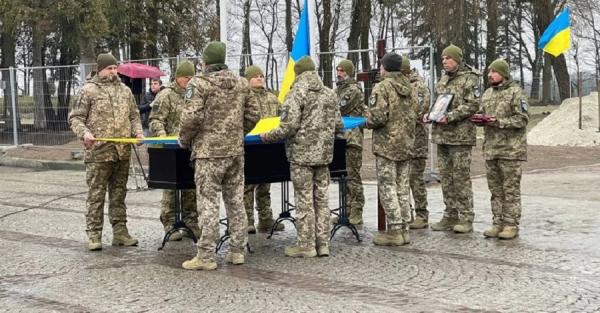 У Львові вперше поховали загиблого захисника України на колишньому Пагорбі слави - Новини України У Львові вперше поховали загиблого захисника України на колишньому Пагорбі слави - Новини України