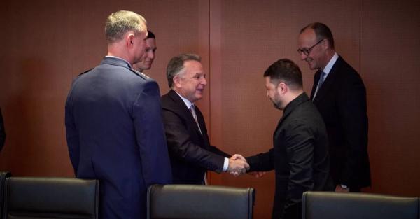 У Німеччині розпочалася зустріч Зеленського з Віткоффом і Кушнером щодо мирного плану - Новини України У Німеччині розпочалася зустріч Зеленського з Віткоффом і Кушнером щодо мирного плану - Новини України