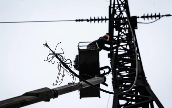 В Україні повертають світло після обстрілів В Україні повертають світло після обстрілів