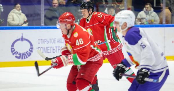 Лукашенка під час хокейного матчу збив колега по команді - Новини України