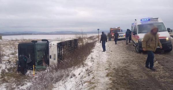 На Івано-Франківщині перекинувся автобус: одна людина загинула, дев'ять у лікарні - Новини України На Івано-Франківщині перекинувся автобус: одна людина загинула, дев'ять у лікарні - Новини України