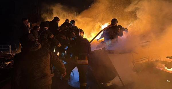 Внаслідок російського удару по Києву поранені четверо медиків, п'ятеро рятувальників та поліцейський - Новини України