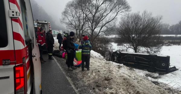 Біля Ужгорода перекинувся автобус з дітьми, які їхали з Києва в Карпати  - Новини України