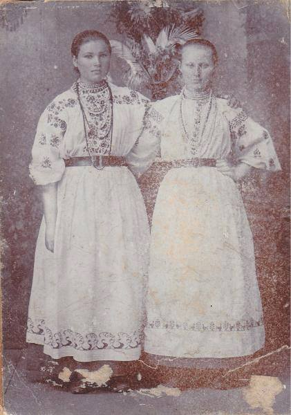 Рятівниця старовинних вишиванок із Бахмута: Моя колекція &mdash; це теж зброя - Новини України