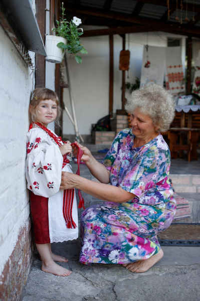 Рятівниця старовинних вишиванок із Бахмута: Моя колекція &mdash; це теж зброя - Новини України