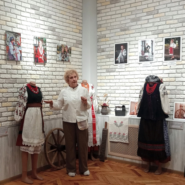 Рятівниця старовинних вишиванок із Бахмута: Моя колекція &mdash; це теж зброя - Новини України