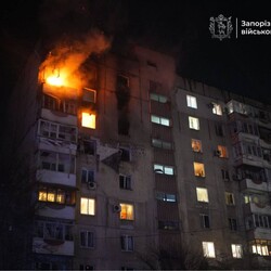 Росія 12 разів вдарила по Запоріжжю, пошкоджені два ТЦ, об&rsquo;єкти критичної інфраструктури та багатоповерхівки - Новини України
