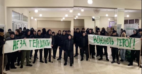 "Не за гей-шлюби воюють герої" - у Рівному зірвали концерт MÉLOVIN - Новини України "Не за гей-шлюби воюють герої" - у Рівному зірвали концерт MÉLOVIN - Новини України