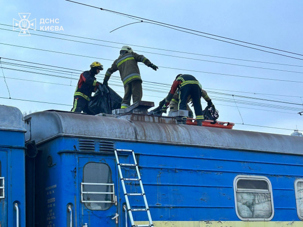 У Києві підліток загинув на даху потяга, ще двох госпіталізували - Новини України У Києві підліток загинув на даху потяга, ще двох госпіталізували - Новини України