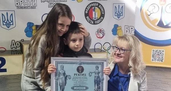 В Одесі 4-річний хлопчик став рекордсменом України, зробивши 1150 присідань - Новини України В Одесі 4-річний хлопчик став рекордсменом України, зробивши 1150 присідань - Новини України