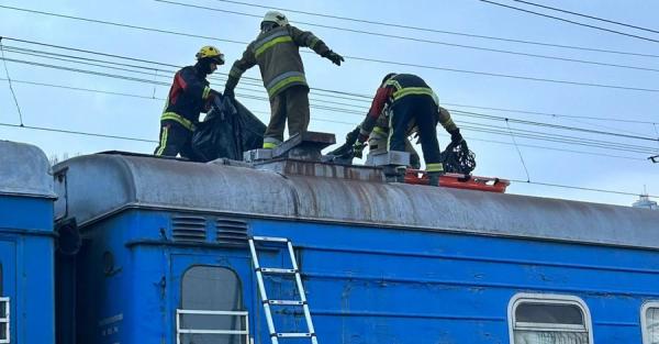 У Києві підліток загинув на даху потяга, ще двох госпіталізували - Новини України У Києві підліток загинув на даху потяга, ще двох госпіталізували - Новини України