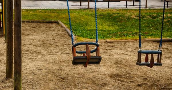 Жителі Києва повідомили про чоловіка, який нібито коле дітей голками - поліція перевіряє - Новини України