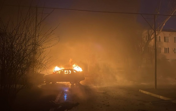 У Конотопі влучило в будинок і горить адмінбудівля