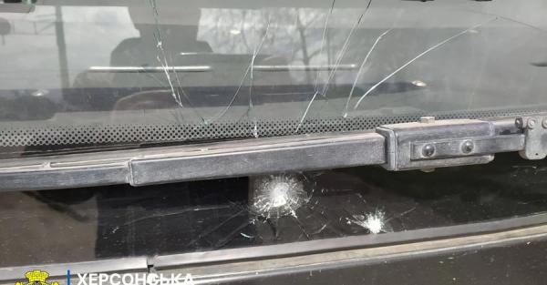 У Херсоні війська РФ атакували дронами маршрутку та легковик, є постраждалі - Новини України