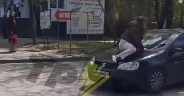 Жінка, яка опинилася на капоті авто ТЦК, нібито "відбиваючи" чоловіка, розповіла, що сталося  - Новини України