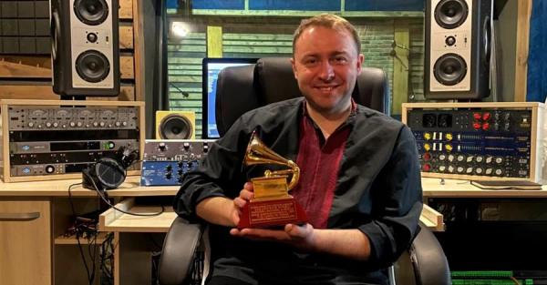 До Львова привезли нагороду Grammy, яку здобув український звукорежисер - Новини України До Львова привезли нагороду Grammy, яку здобув український звукорежисер - Новини України