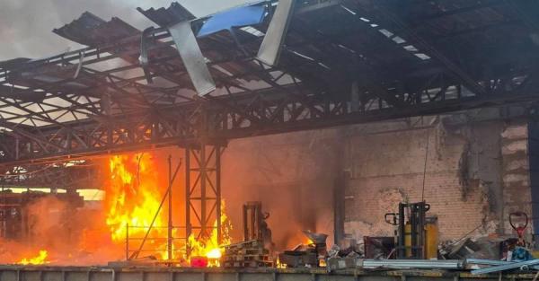 Росіяни тричі за добу атакували депо Нової пошти у Харкові - Новини України Росіяни тричі за добу атакували депо Нової пошти у Харкові - Новини України
