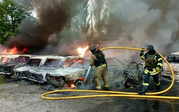 Атаки РФ: на Дніпропетровщині згоріли десятки авто і мопедів
