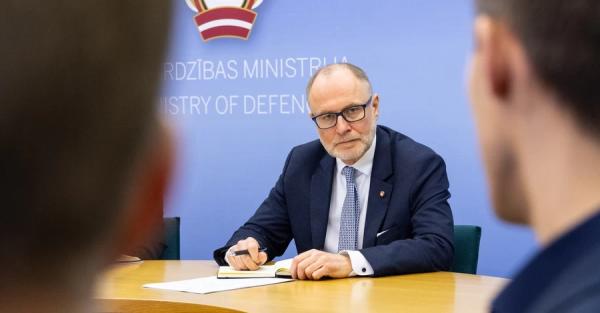 Міністр оборони Латвії пішов у відставку через дрони, що залетіли в країну - Новини України