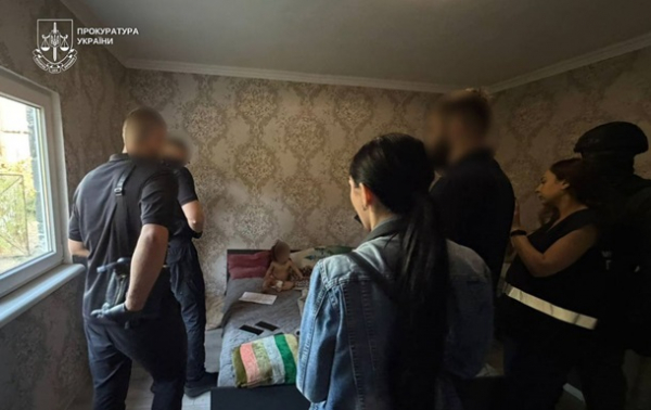 Порно з малолітньою донькою: багатодітну матір взяли під варту