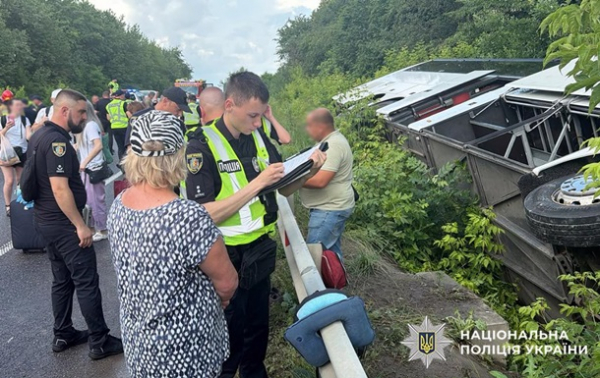 На Хмельниччині перекинувся туристичний автобус із 54 пасажирами