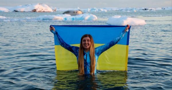 Українські полярники пірнали у крижаному океані на честь свята середини зими - Новини України