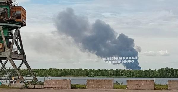 Росіяни завдали удару по складах АТБ в Дніпрі &ndash; над містом здіймається густий дим - Новини України