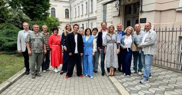 Не бачились 15 років: Вакарчук зустрівся з одногрупниками у Львові - Новини України Не бачились 15 років: Вакарчук зустрівся з одногрупниками у Львові - Новини України