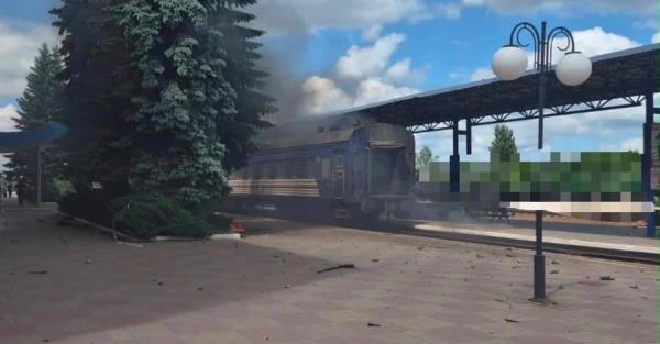 У Сумах на залізничному вокзалі на пасажирський потяг впали уламки шахеда - Новини України