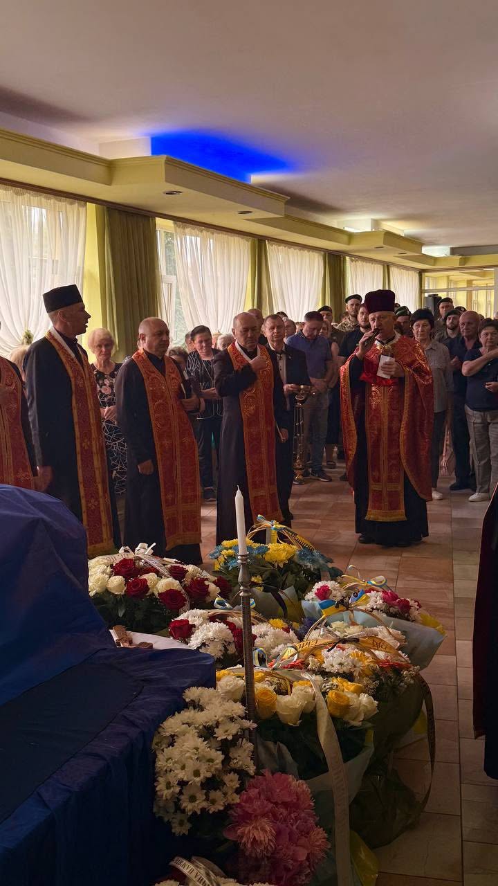 Священники моляться під час прощання із Захисником