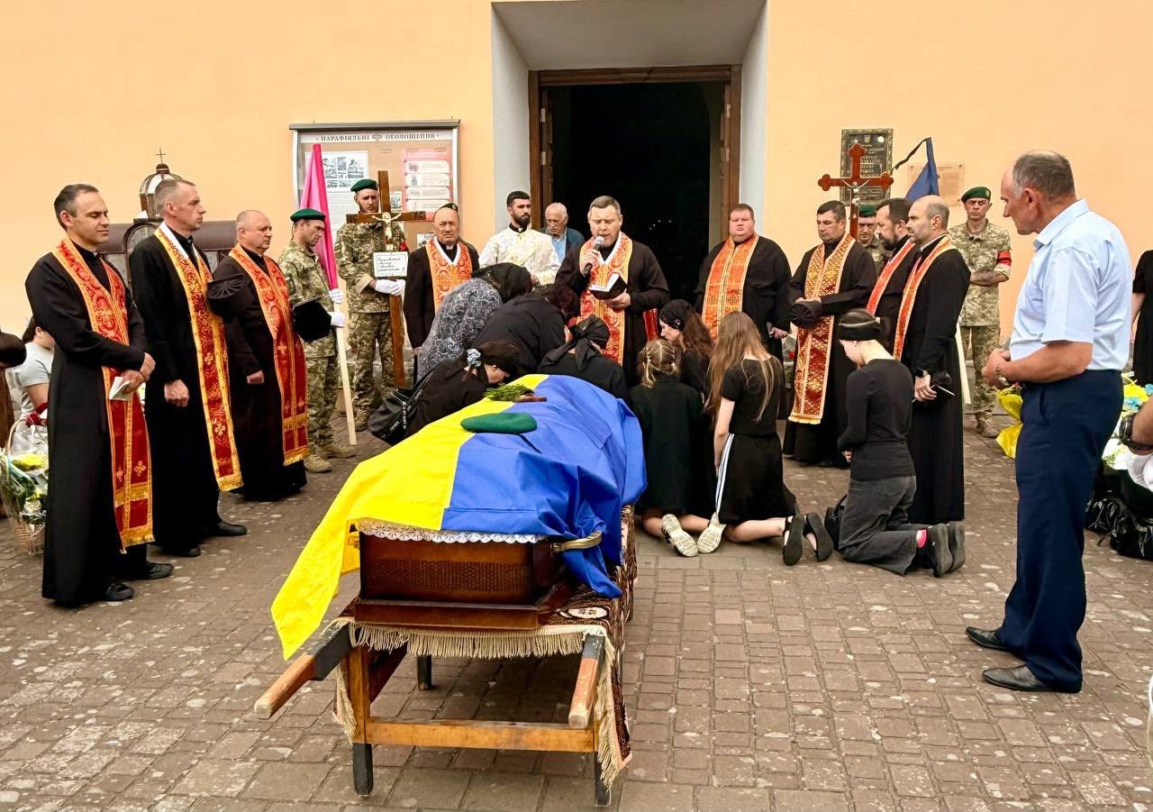 Траурна процесія перед церквою