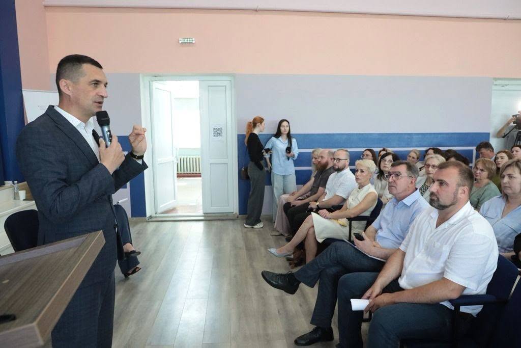 Представник виступає перед аудиторією