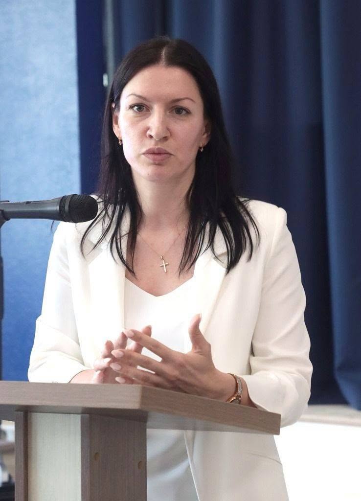 Спікерка виступає за трибуною під час заходу