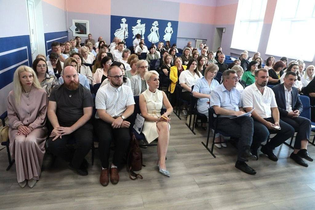 Учасники заходу слухають презентацію