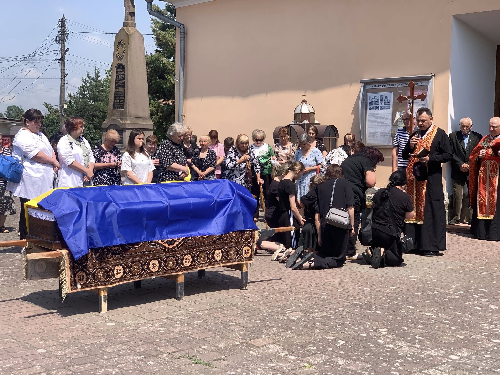 Тіло героя біля церкви