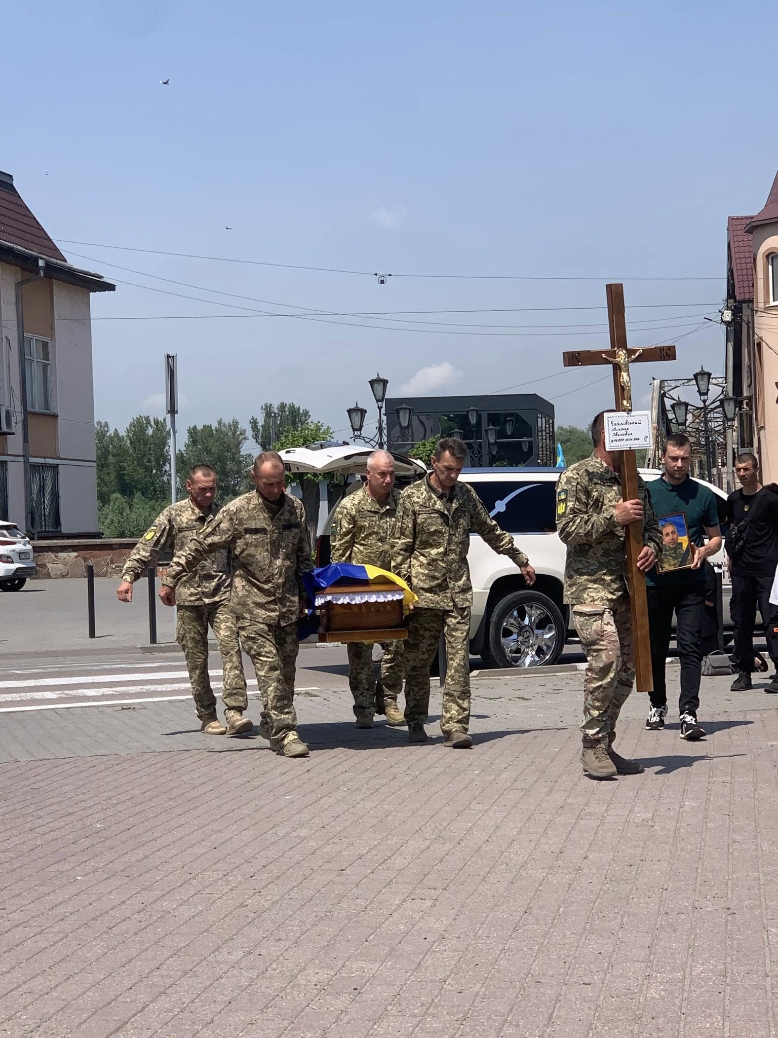 Виніс тіла героя  з автомобіля