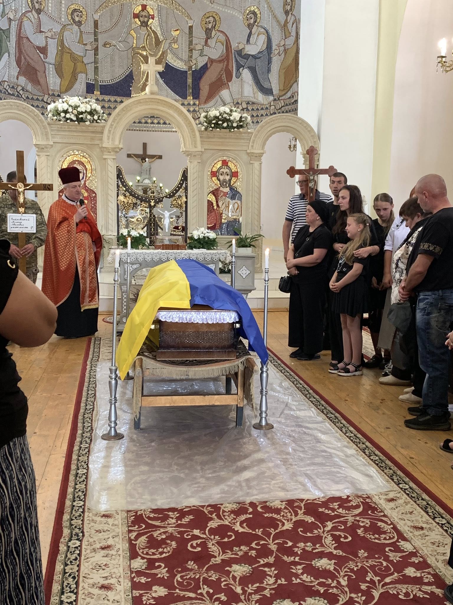 Освята тіла героя в церкві